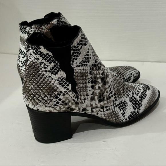 QUPID Women’s Snakeskin Pattern Ankle Booties Boots - black & white, size 6/7 - Picture 2 of 7
